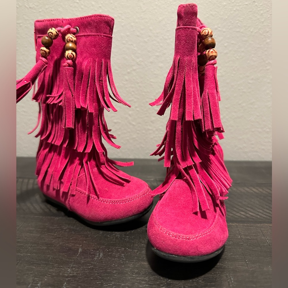 Sitos fuchsia fringe moccasin style zip boot, with bead accent. Baby sz 4